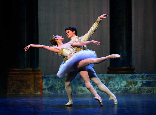 Askepott og prinsen danser sammen på slottsballet