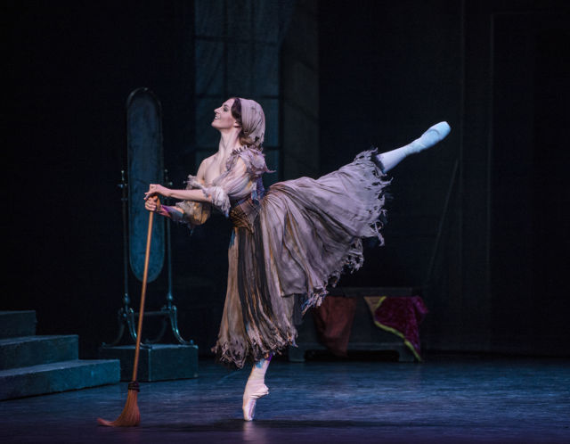 Ballettdanser Melissa Hough i Askepottkostyme, på tåspiss