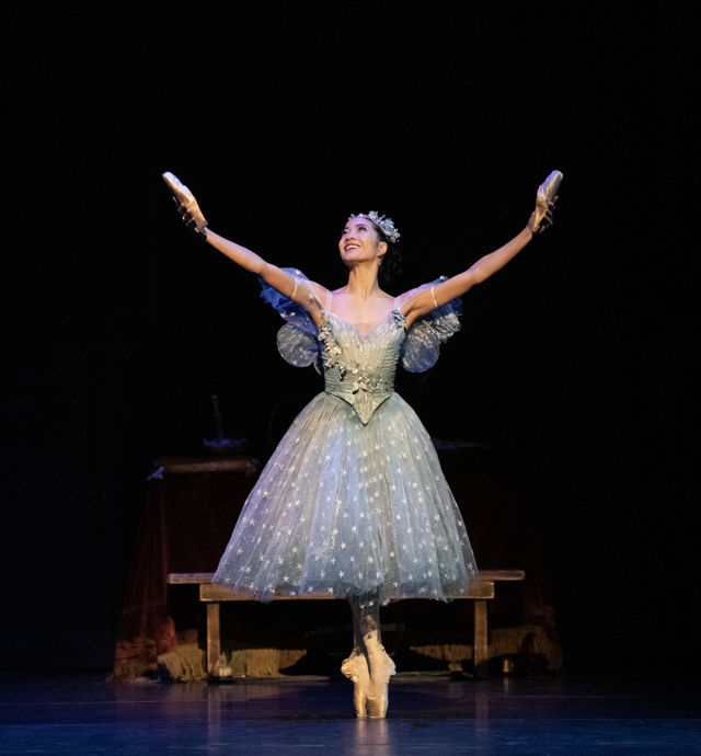 Ballerina på tåspiss i alvekostyme