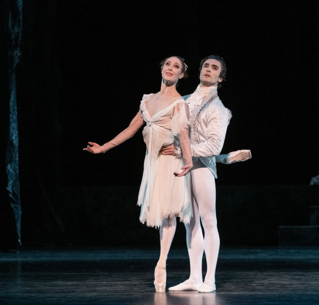 Ballerina på tåspiss med mannlig danser på siden