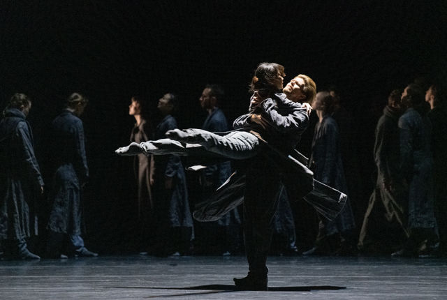 danser løfter kvinne og svinger henne rundt