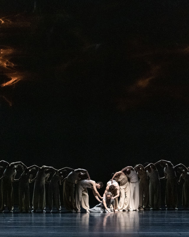 mange dansere på scenen