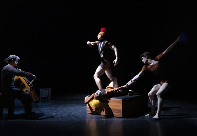 tre dansere og en stryker på scenen