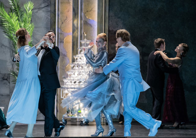 Tre dansende par på ball