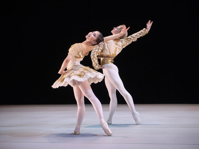 en pas de deux, dans for to - i klassiske ballettkostymer