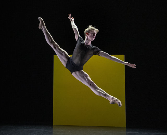 mannlig danser i splitthopp
