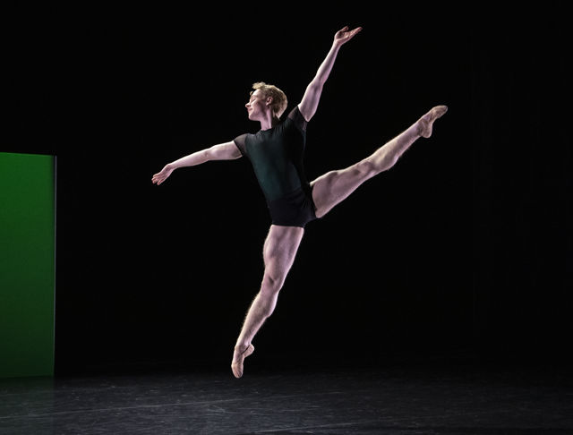 mannlig danser i splitthopp