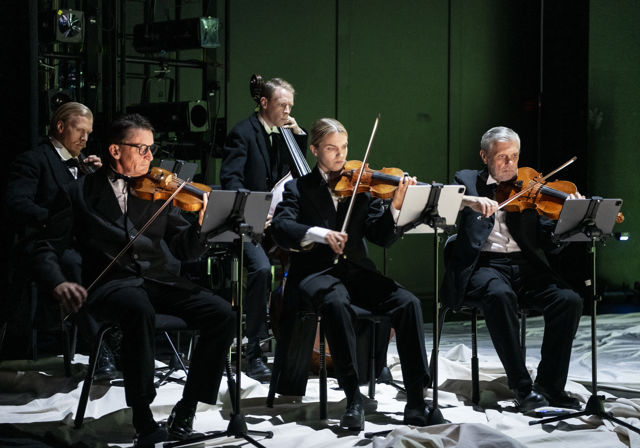 Fem musikere med strykerinstrumenter