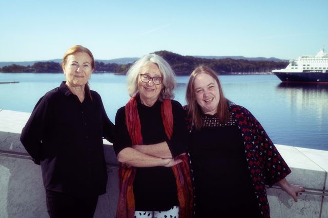 Fram sitt kunstneriske team, Hilde Andersen, Synne Skouen og Oda Radoor på Operataket