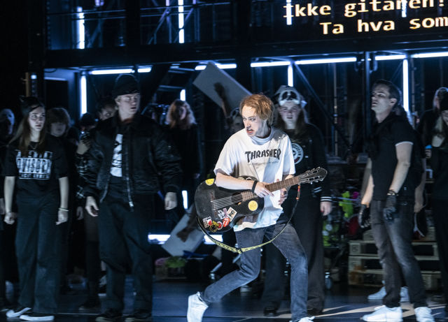 en gutt med el-gitar