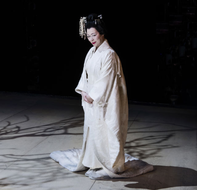 Kvinne i japansk brudekimono 