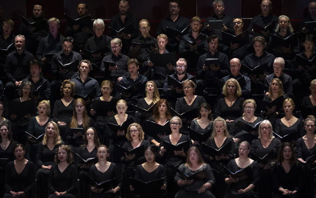 Sangkor i svart konsertantrekk
