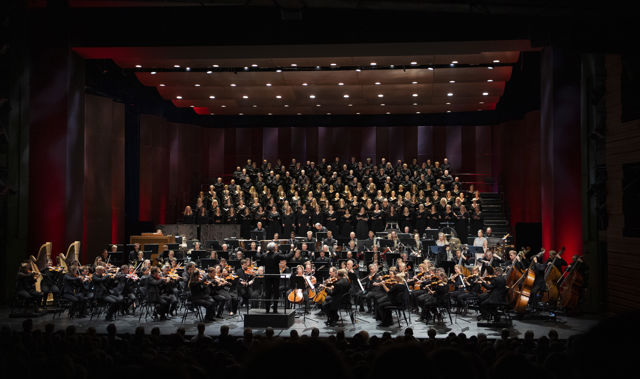 Stort orkester og kor på konsertscene