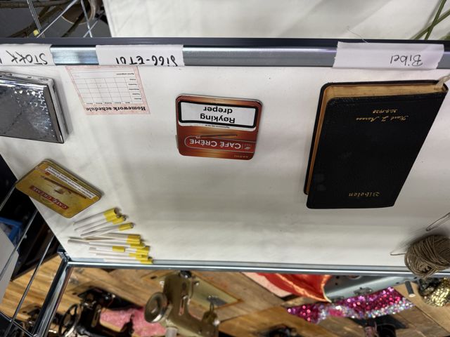 Hylle med bibel og sigaretter