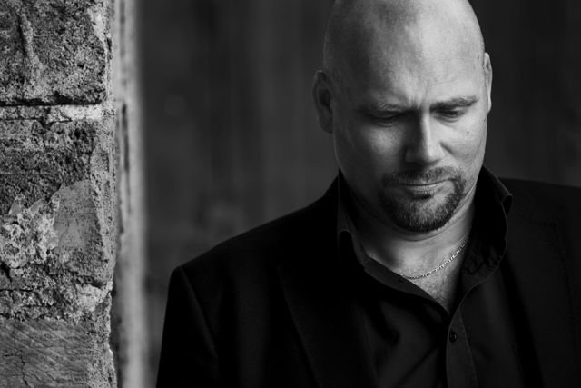 Svarthvitt portrett av mann