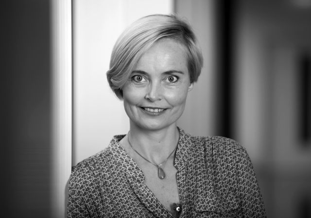Svarthvitt portett av kvinne med kort, lyst hår
